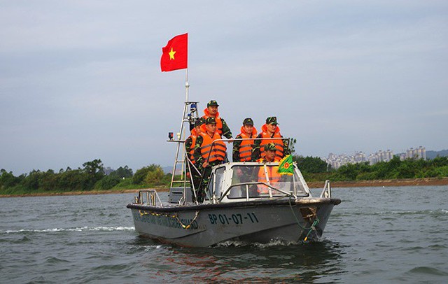 Lực lượng Đồn Biên phòng Hải Hòa đang tuần tra bảo vệ tại cửa sông Bắc Luân. Ảnh: TL