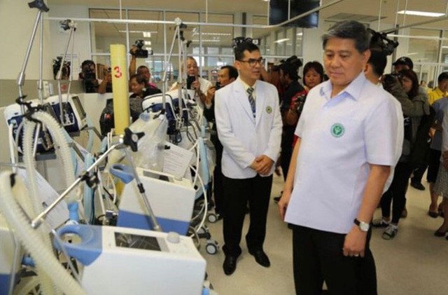 Tuần trước, Bộ trưởng Y tế Thái Lan Jessada Chokedamrongsook đến thăm bệnh viện, nơi các cậu bé sẽ được chăm sóc sau khi ra khỏi hang. Ảnh: Thai Public Health Ministry. 
