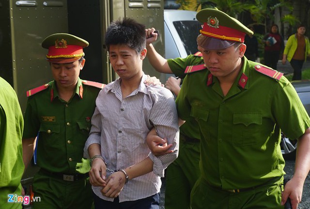 
Nguyễn Hữu Tình được đưa đến tòa. Tình đối diện với khung hình phạt tử hình với 2 tội danh. Ảnh: Lê Quân.
