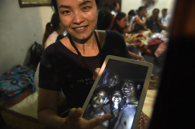 Một người mẹ hạnh phúc khi đội cứu hộ tìm thấy các cậu bé và huấn luyện viên còn sống trong hang hôm 2/7. Ảnh: AFP.