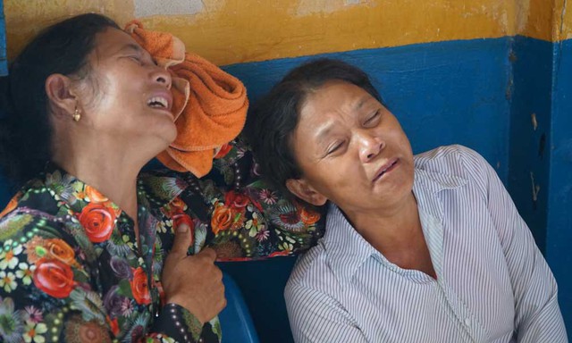 Người nhà các nạn nhân khóc ngất khi nhìn thấy hung thủ. Ảnh: Văn Châu