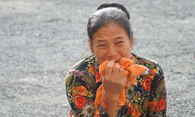 Chị gái anh Chinh khóc nức nở khi đến dự phiên tòa sáng nay. Ảnh: Văn Châu