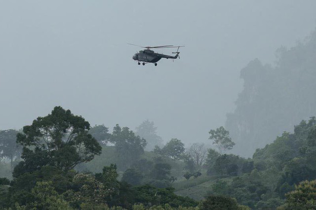 
Một trực thăng trên đường đưa các cầu thủ nhí tới bệnh viện. Ảnh AP
