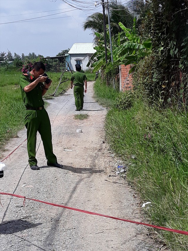 Lực lượng cảnh sát hình sự công an tỉnh đang điều tra hiện trường vụ án, nơi anh Sơn bị cướp, giết.