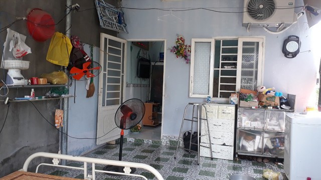 Căn nhà trọ của nạn nhân Sơn vắng tanh do mọi người trong gia đình đang đưa anh đi hỏa táng. Ảnh V.H