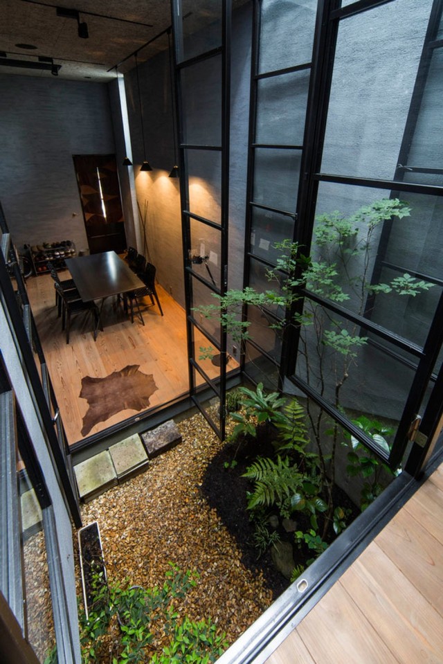 Căn phòng này mang đúng chất tối giản với tone màu xám và những khung cửa kính lớn.