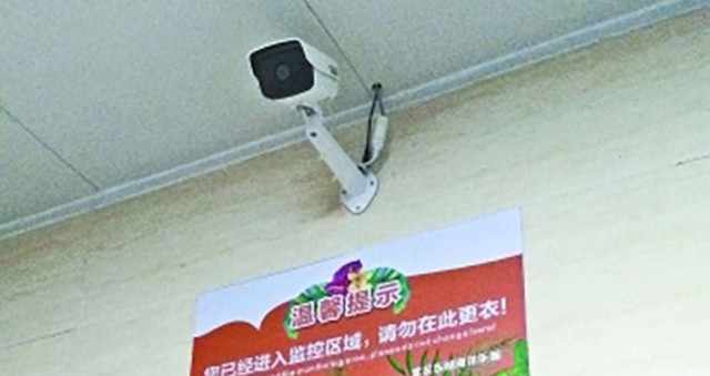 Camera được lắp trong ph&ograve;ng thay đồ của c&ocirc;ng vi&ecirc;n nước