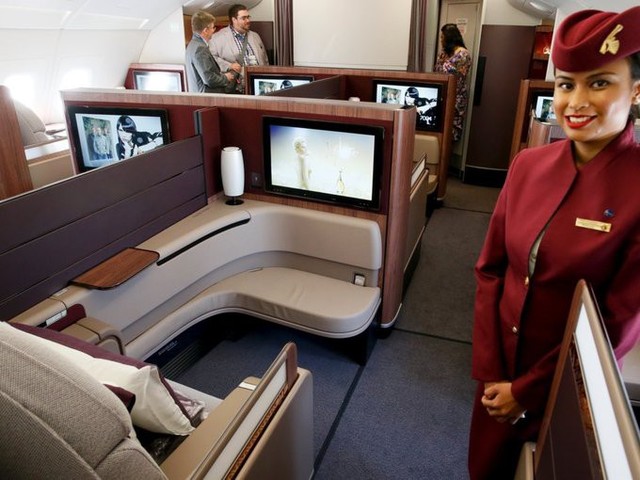 Qatar Airways chỉ có 8 ghế ở khoang hạng nhất. Mỗi ghế có thể chuyển thành giường nằm với đủ chức năng cung cấp cho khách giấc ngủ ngon. Đồ ăn của khách giống bữa ăn ở nhà hàng 5 sao hơn là trên máy bay. Bạn có thể chọn món chính nếu đặt trước chuyến bay 14 ngày vì hãng có phục vụ bữa ăn theo yêu cầu.