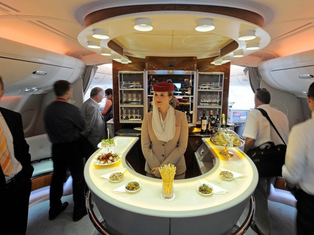 Emirates, hãng hàng không có trụ sở tại Dubai, cho phép khách ngồi hạng nhất được dùng quầy bar lớn với nhiều loại đồ uống sang trọng. Trước khi hạ cánh, du khách có thể tắm rửa và làm spa ngay trên máy bay. Sau khi thư giãn xong, du khách được phục vụ hoa quả, mật ong...