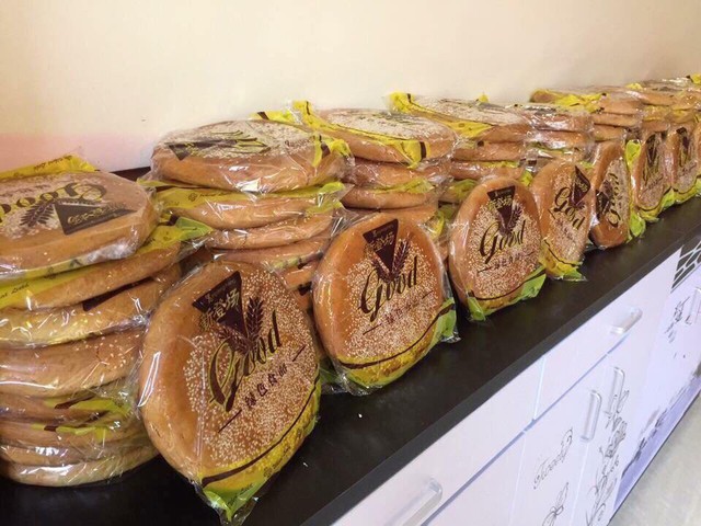 Bánh trung thu xách tay Hồng Kông được bày bán tràn ngập thị trường