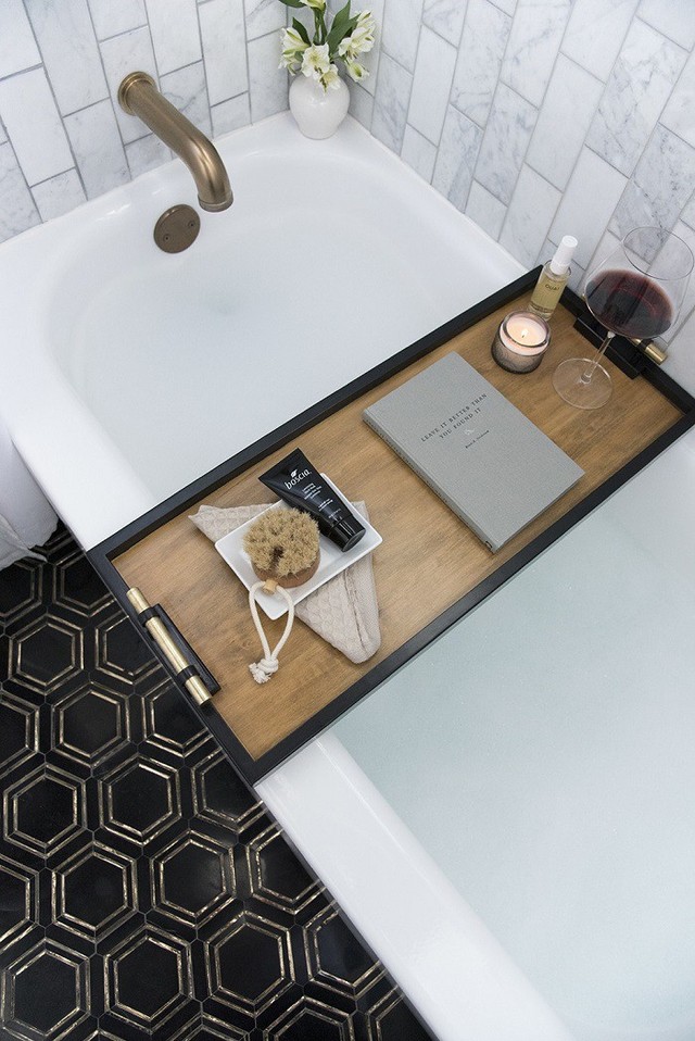 Một sự tối giản hoàn hảo khi tấm gỗ cứng có viền màu đen trông rất sang trọng và nam tính. Nó có thể chứa tất cả những đồ đạc mà bạn muốn sử dụng trong bồn tắm.
