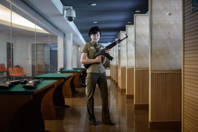 Nữ hướng dẫn viên Kim Ju-yang, 20 tuổi, cầm khẩu súng trường tấn công do chính Triều Tiên sản xuất tại trường bắn Meari ở Bình Nhưỡng ngày 19/7. Tại đây, các khách tham quan có thể bắn thử các loại súng do Triều Tiên và nước ngoài chế tạo với giá 1 USD/ lần bắn.