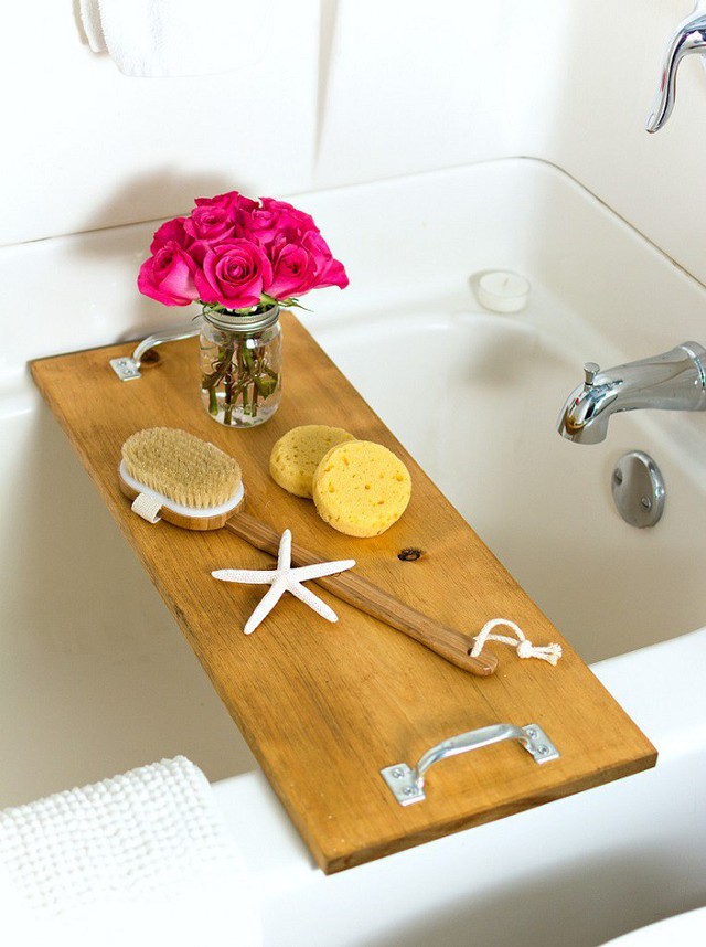 Nếu phòng tắm của bạn khá mộc mạc hãy sử dụng khay bồn tắm bằng gỗ. Với phong cách cổ điển mà nó mang lại chắc chắn sẽ phù hợp với các đồ dùng nội thất trong phòng tắm.