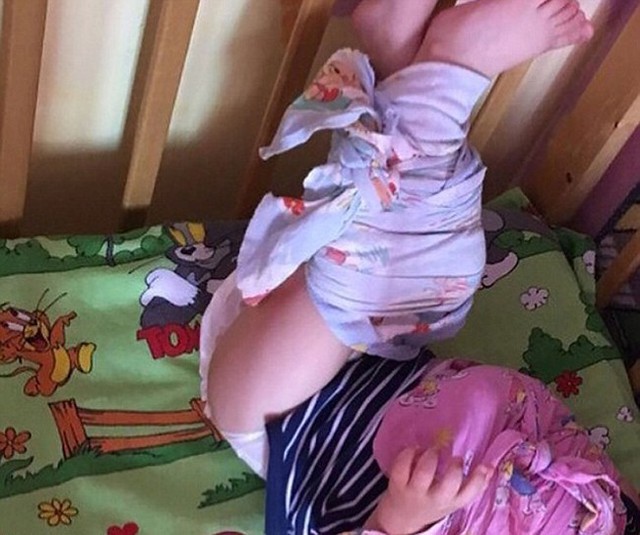 Một trong số c&aacute;c em b&eacute; bị tr&oacute;i ch&acirc;n để kh&ocirc;ng thể cử động ở trường mầm non tư thục Polinka. Ảnh: NTV.
