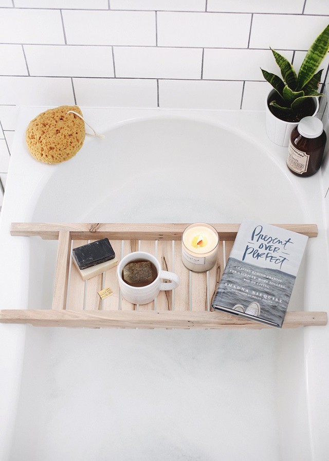 Khay bồn tắm này có phong cách hiện đại như ở trong spa. Lấy ý tưởng từ tấm gỗ giặt quần áo truyền thống, khay bồn tắm đem tới cảm giác thoải mái, gần gũi và thú vị hơn cho bồn tắm của bạn.