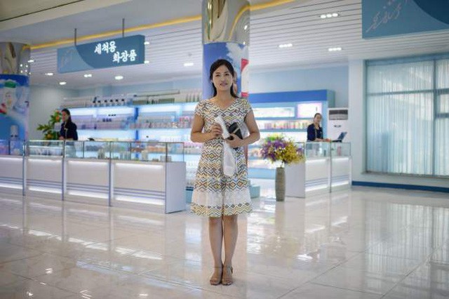 Nữ khách hàng Pay Ok-hyang, 24 tuổi, tại cửa hiệu của nhà máy mỹ phẩm Bình Nhưỡng ngày 28/7.