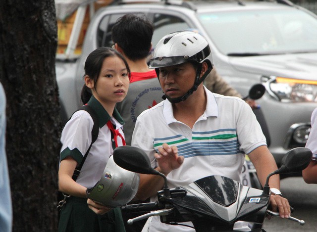 Nhiều gia đình vẫn bận rộn vào cuối tuần vì con đi học thứ 7. (Ảnh minh họa)