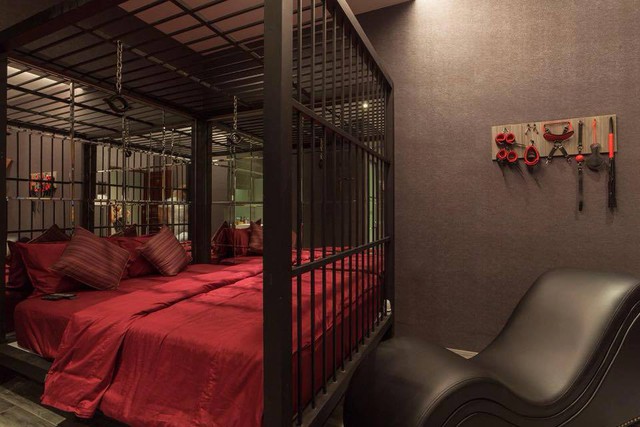 Cơ quan chức năng buộc chủ khách sạn phải tháo dỡ các dụng cụ bạo dâm