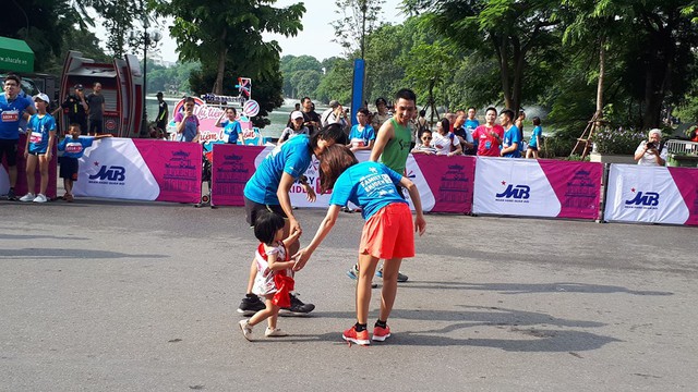 
Nhiều em nhỏ cũng được bố mẹ cho tham dự giải chạy. Ảnh PT

 
