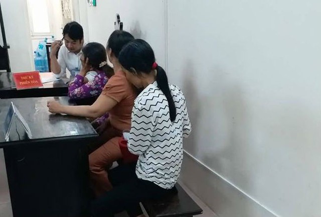 Ba cô con gái của cụ G. nghe thư ký tòa án giải thích về lý do hoãn phiên xét xử