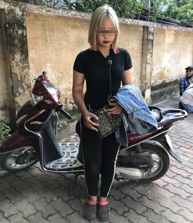 Thiếu nữ và chiếc xe máy liên quan vụ án. Ảnh: K.Đ.