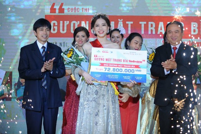 Phương Nga đoạt giải Gương mặt trang bìa của báo Sinh viên Việt Nam năm 2017. Trong trường, Phương Nga là một nữ sinh được quan tâm, yêu mến nhờ sự năng nổ.