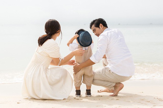 Con trai của Ngọc Lan và Thanh Bình là bé Louis đã gần 2 tuổi. Cậu nhóc thích thú khi được dạo chơi trên bãi biển.