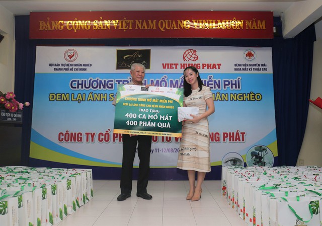 Việt Hưng Phát trao tặng số tiền mổ mắt miễn phí cho 400 bệnh nhân khó khăn thông qua Hội BTBNN