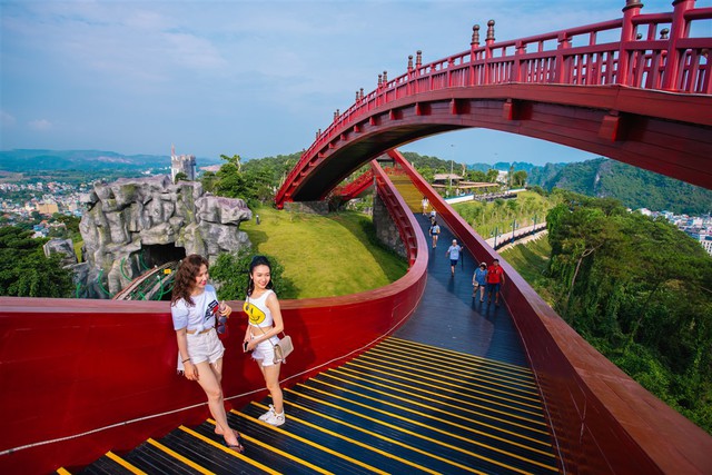 Lấy cảm hứng từ biểu tượng thái cực đồ trong thuyết âm dương, cầu Koi thực tế gồm hai cây cầu đỏ thắm vắt qua nhau như hai dải lụa, kết nối với những quả đồi xanh mướt của Zen Garden. Nằm phía trên là cầu Dương có chiều dài hơn 50 mét, gồm 97 bậc thang dẫn lối cho du khách lên tới vị trí ngắm cảnh đẹp nhất. Cầu Âm nằm dưới, dài 56,4 mét với 103 bậc thang. Khung cầu làm bằng thép, còn lại toàn bộ dầm cầu, gầm cầu và mặt cầu đều được làm từ gỗ tự nhiên.