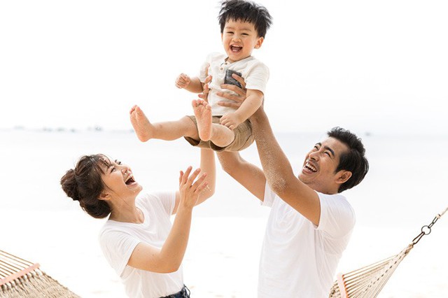 Khoảnh khắc hạnh phúc của gia đình Ngọc Lan - Thanh Bình trên bãi biển Phú Quốc.