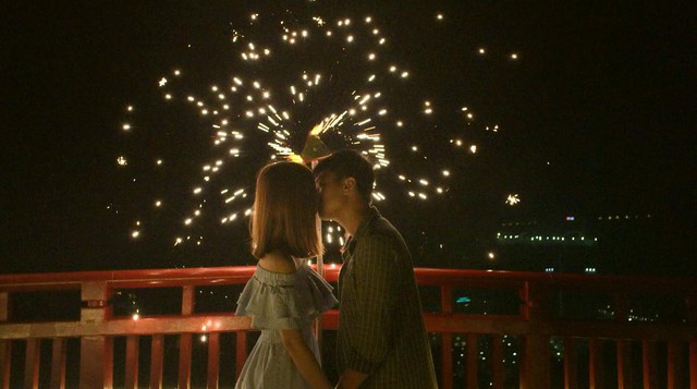Nụ hôn lãng mạn trên Cầu Koi của cặp đôi Bình và Ngân trong phim cũng đã nhanh chóng trở thành phong cách check-in siêu hot của các du khách chung đôi đến Sun World Halong Complex.
