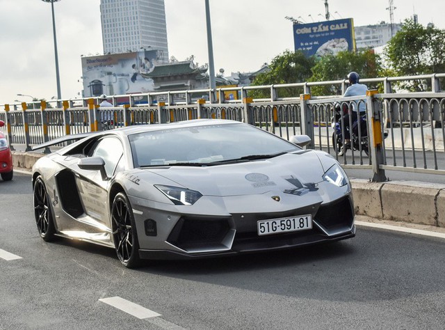 Lamborghini Aventador độ DMC chưa từng qua tay bất kỳ chủ nhân nào tại Việt Nam trước khi thuộc sở hữu của ông Đặng Lê Nguyên Vũ. Xe do một đại lý siêu xe trên đường An Dương Vương, quận 5 nhập về cuối 2016. Ảnh: Zing