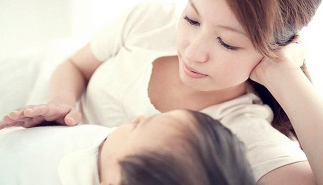 Hai bên nội ngoại đều ở xa, chồng cô lại phải đi công tác 1 năm ở nước ngoài nên sau khi sinh con đầu lòng, Mai phải thuê người giúp việc. Ảnh minh hoạ