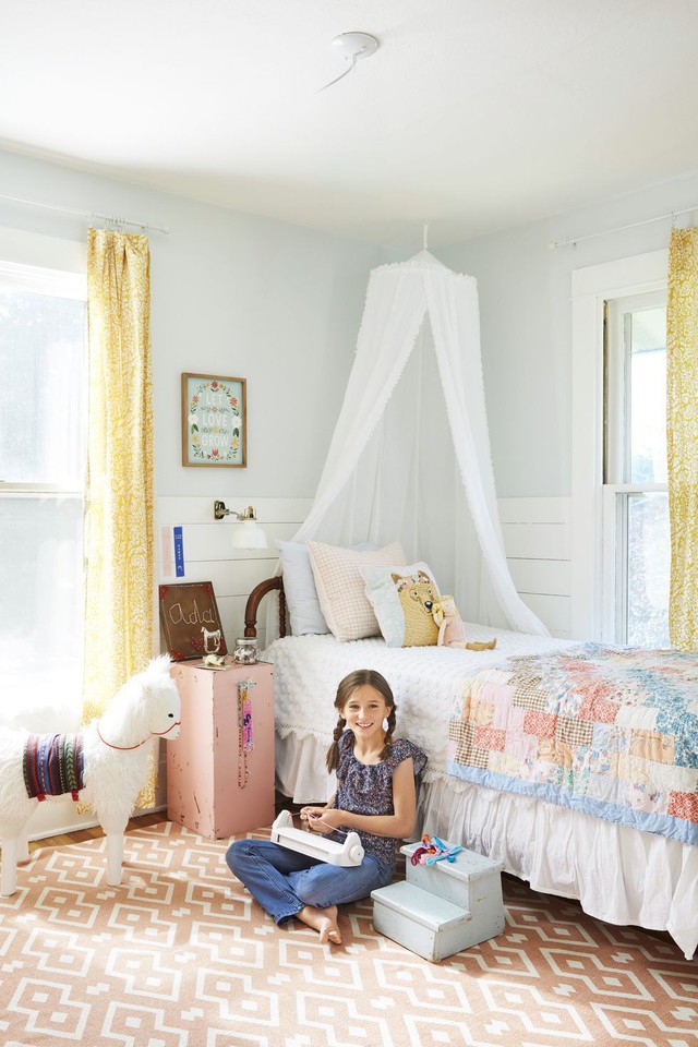 Phòng dành cho con gái được trang trí kĩ càng hơn với sự điệu đà và tỉ mỉ trong từng họa tiết.