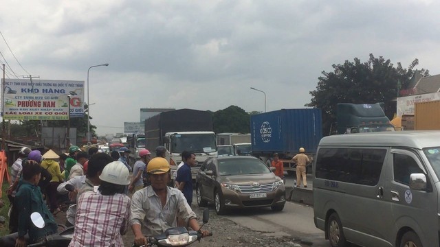 Vụ tai nạn khiến giao th&ocirc;ng qua khu vực bị &ugrave;n tắc