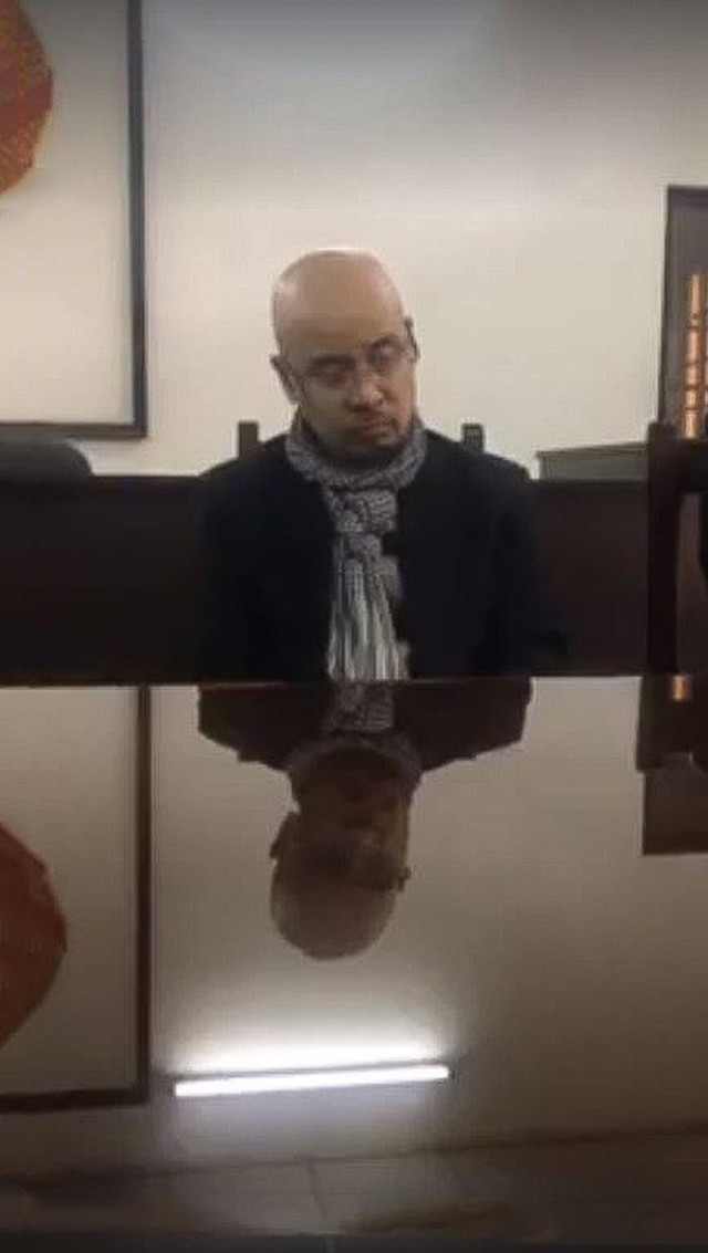 Hình cắt từ clip ngắn trên mạng xã hội, ông Vũ ngồi nghe tại tòa với vẻ mệt mỏi.