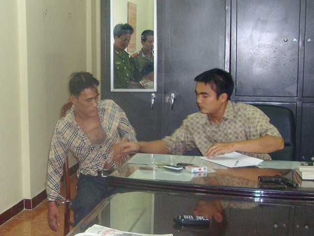 Trinh sát Quân lấy vân tay một bị can trong vụ án.