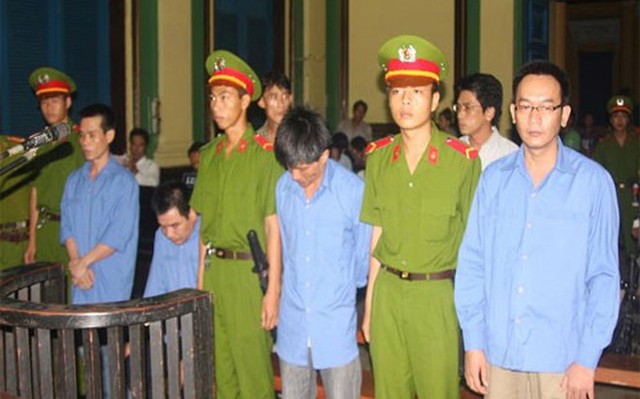 Các bị cáo tại tòa sau gần hai năm gây án.