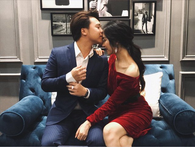 Sau khi công khai hẹn hò, bạn trai và Hoà Minzy luôn thoải mái bày tỏ tình cảm, gọi nhau là vợ chồng trên mạng xã hội.