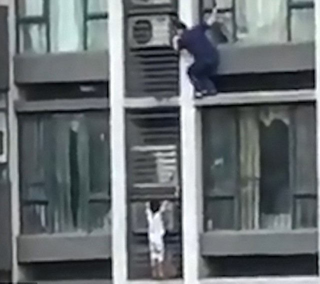 &Ocirc;ng bố leo từ tầng 7 xuống căn hộ tầng dưới để đ&oacute;n con trai. Ảnh: AsiaWire.