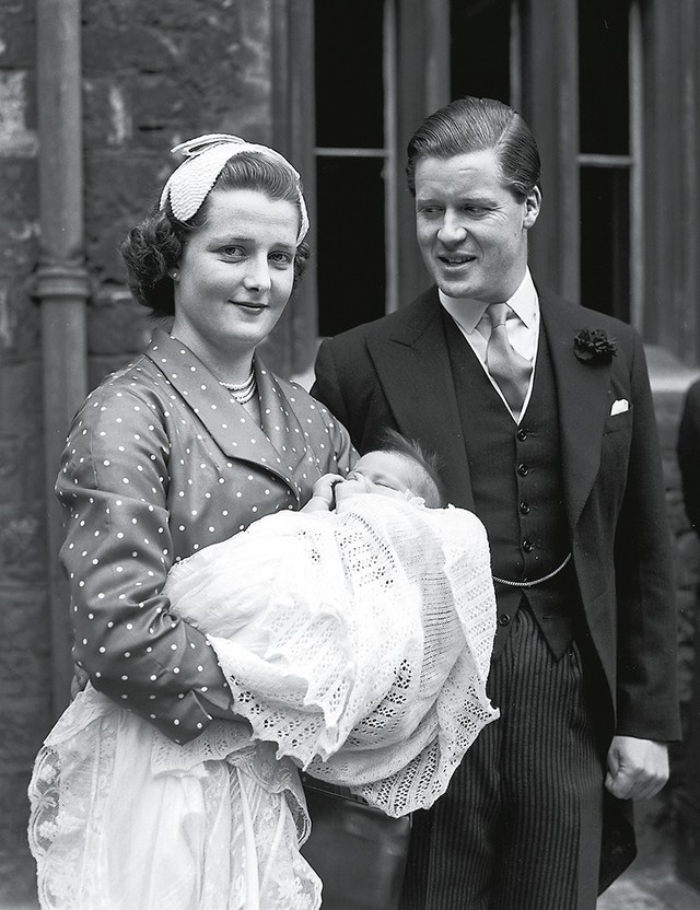 Bà Frances Shand Kydd bế Công nương Diana cùng với người chồng đầu tiên của mình.