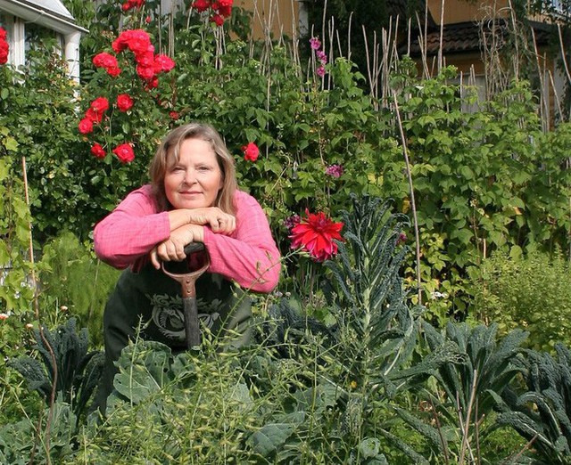 Chị Tyra có một cuộc sống bình yên, dung dị bên những luống rau, thảm hoa trong vườn nhà.