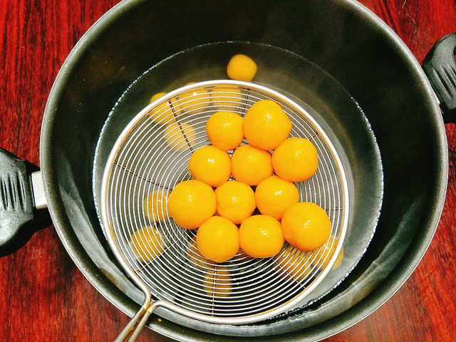 Bạn cho nước vào nồi đun sôi, sau đó cho khoai lang dẻo vào luộc vài phút là khoai chín, vớt khoai ra bát để cho nguội.