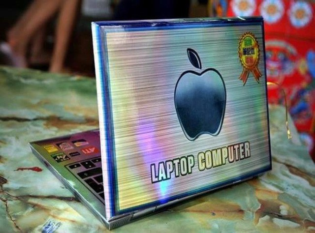 Quả táo không cắn dở cũng được in một cách cẩn thận trên chiếc laptop cho người âm.