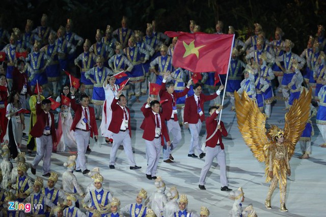 Đi đầu cầm cờ cho Đoàn thể thao Việt Nam là kiếm thủ Vũ Thành An. Ảnh: Zing.