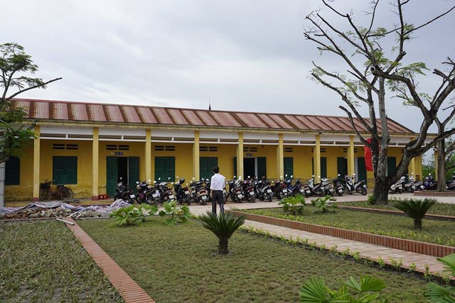 
Hiện trường Tiểu học Nam Sơn còn tồn tại dãy phòng học xây cũ cách đây gần 30 năm

 
