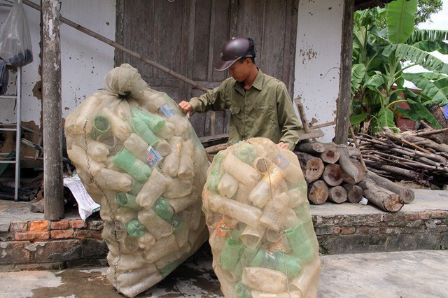 Đậu đại học, nhưng Phương không có niềm vui. Em vẫn quen thuộc với công việc bắt cáy kiếm tiền nuôi bà ngoại và chính mình.