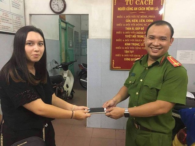 Công an trao trả tài sản cho nữ du khách nước ngoài