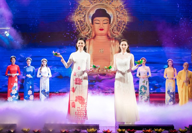 Trên sân khấu chị em Trà My - Thanh Tú cùng trình diễn bộ sưu tập áo dài Linh Sen cho Ngọc Hân.
