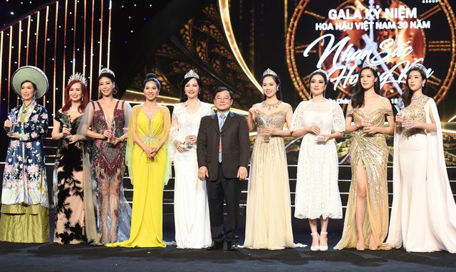 
Gala 30 năm Hoa hậu Việt Nam diễn ra tối 18/8 tại Quảng Ninh với sự tham gia của nhiều người đẹp. Trong ảnh, t&aacute;m hoa hậu c&aacute;c thế hệ nhận kỷ niệm chương. Từ tr&aacute;i qua: Hoa hậu B&ugrave;i B&iacute;ch Phương, Nguyễn Diệu Hoa, H&agrave; Kiều Anh, ph&oacute; ban tổ chức Phạm Kim Dung, Nguyễn Thi&ecirc;n Nga, trưởng ban tổ chức L&ecirc; Xu&acirc;n Sơn, Phạm Thị Mai Phương, Nguyễn Thị Huyền, Trần Thị Th&ugrave;y Dung v&agrave; Đỗ Mỹ Linh.
